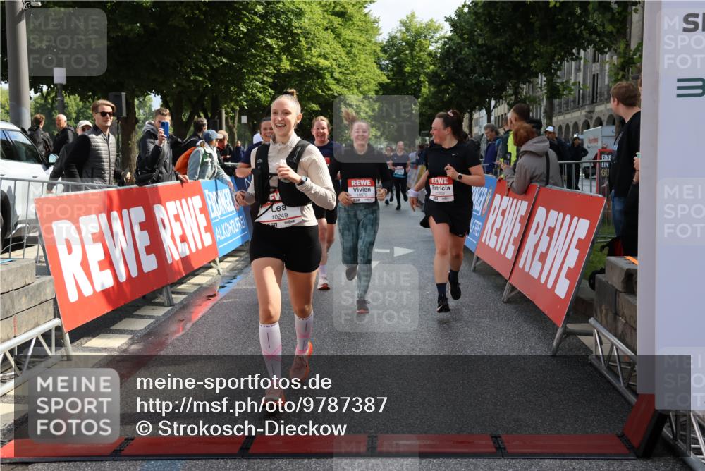 14.06.2026 - REWE Women's Run Strokosch-Dieckow http://msf.ph/oto/9787387 14.06.2026 10:15:40 Ziel 10202, 10249, 10330, 10570, 10612, 10630, 10746, 11106, 11151 meine-sportfotos.de
