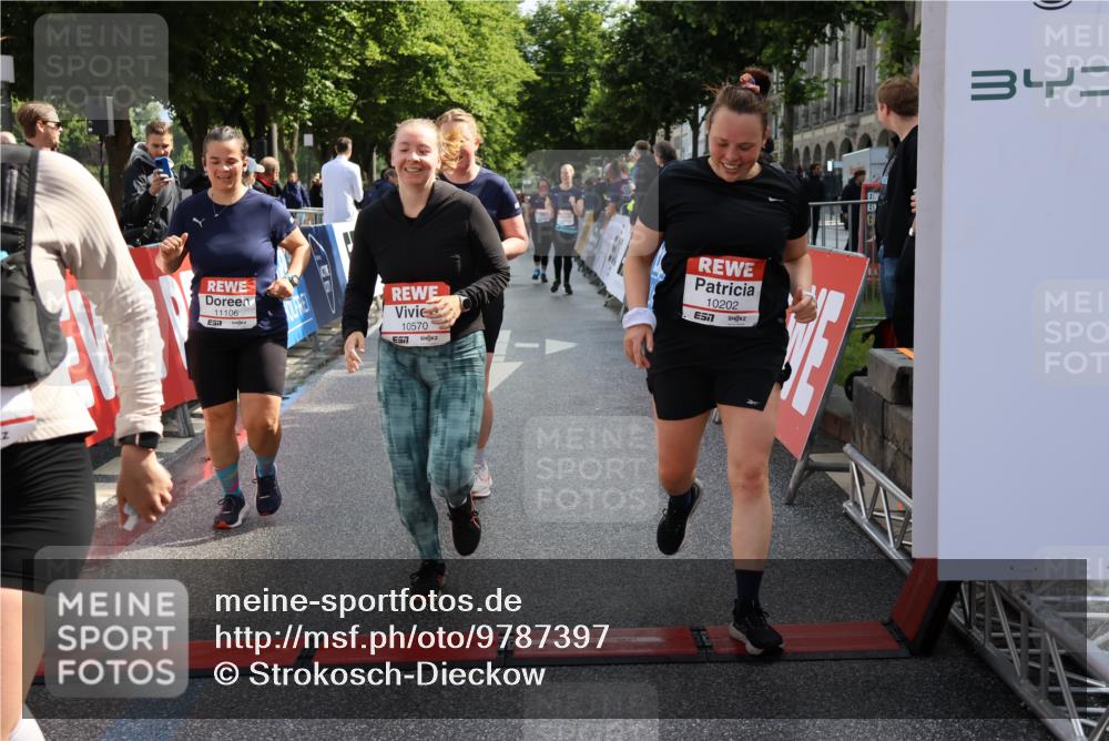 14.06.2026 - REWE Women's Run Strokosch-Dieckow http://msf.ph/oto/9787397 14.06.2026 10:15:41 Ziel 10202, 10249, 10330, 10570, 10612, 10630, 10746, 11106, 11151 meine-sportfotos.de