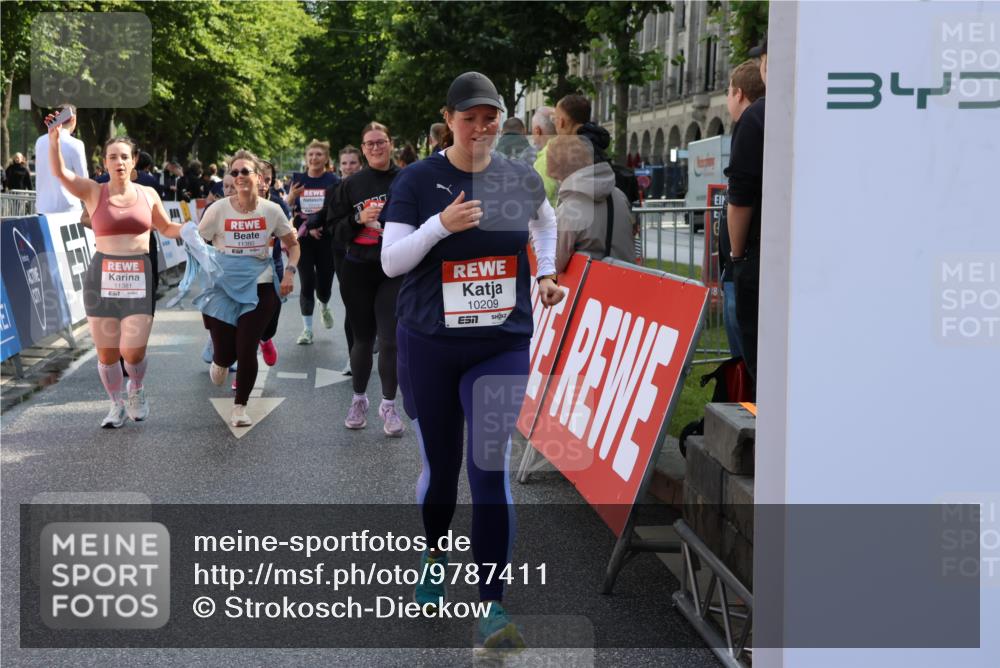 14.06.2026 - REWE Women's Run Strokosch-Dieckow http://msf.ph/oto/9787411 14.06.2026 10:15:54 Ziel 10171, 10209, 10314, 10420, 10432, 10487, 10619, 10698, 11029, 11168, 11380, 11381 meine-sportfotos.de