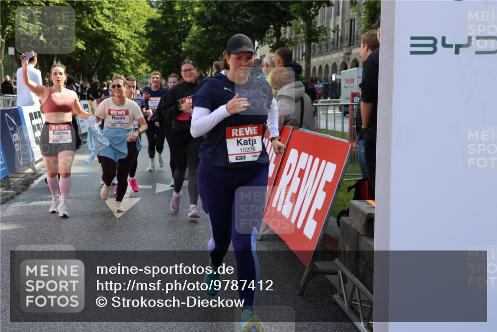14.06.2026 - REWE Women's Run Strokosch-Dieckow http://msf.ph/oto/9787412 14.06.2026 10:15:54 Ziel 10171, 10209, 10314, 10420, 10432, 10487, 10619, 10698, 11029, 11168, 11380, 11381 meine-sportfotos.de