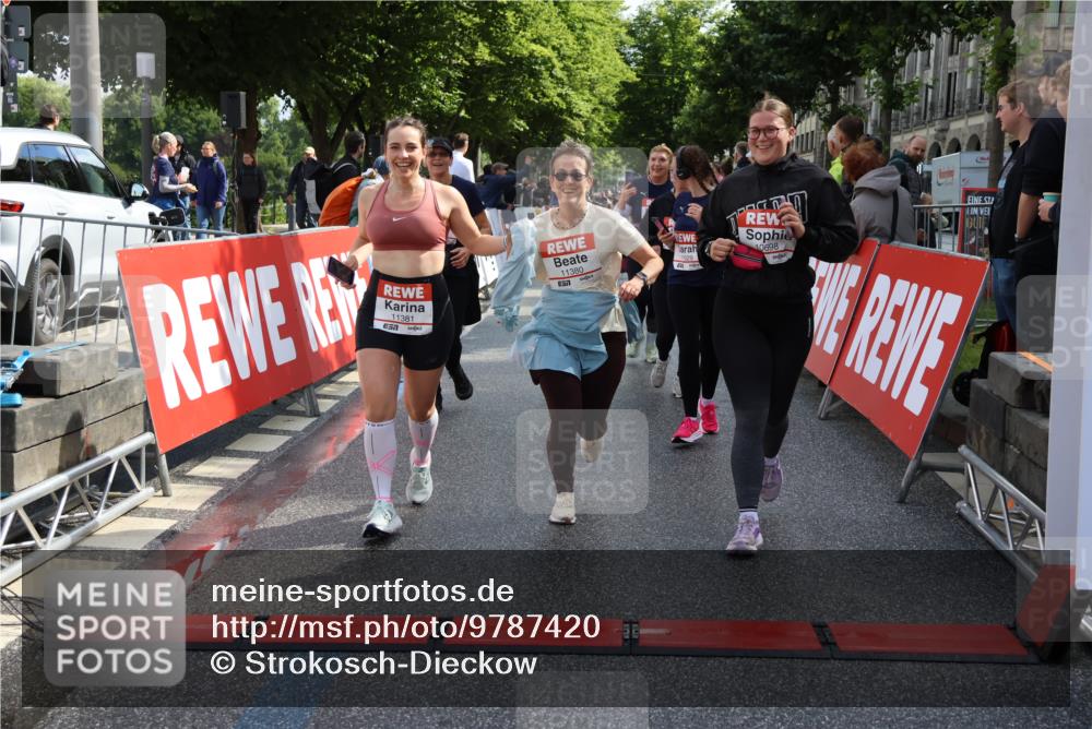 14.06.2026 - REWE Women's Run Strokosch-Dieckow http://msf.ph/oto/9787420 14.06.2026 10:15:56 Ziel 10209, 10314, 10420, 10487, 10698, 11029, 11168, 11380, 11381 meine-sportfotos.de