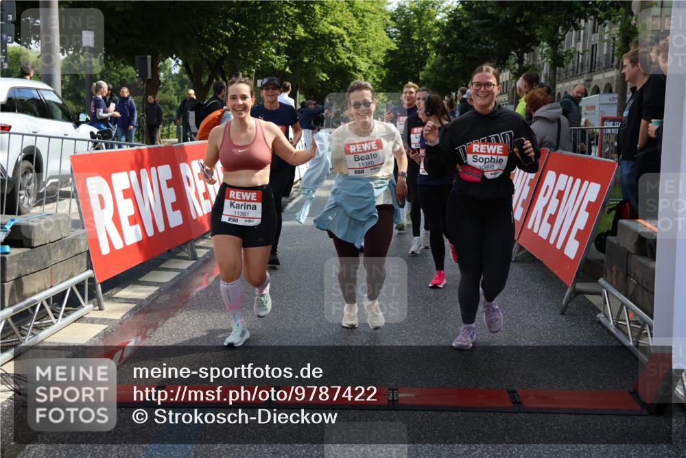 14.06.2026 - REWE Women's Run Strokosch-Dieckow http://msf.ph/oto/9787422 14.06.2026 10:15:56 Ziel 10209, 10314, 10420, 10487, 10698, 11029, 11168, 11380, 11381 meine-sportfotos.de