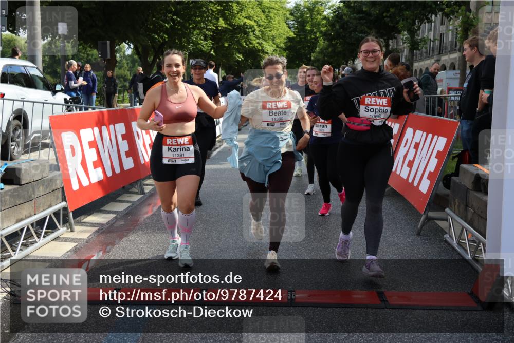 14.06.2026 - REWE Women's Run Strokosch-Dieckow http://msf.ph/oto/9787424 14.06.2026 10:15:56 Ziel 10209, 10314, 10420, 10487, 10698, 11029, 11168, 11380, 11381 meine-sportfotos.de