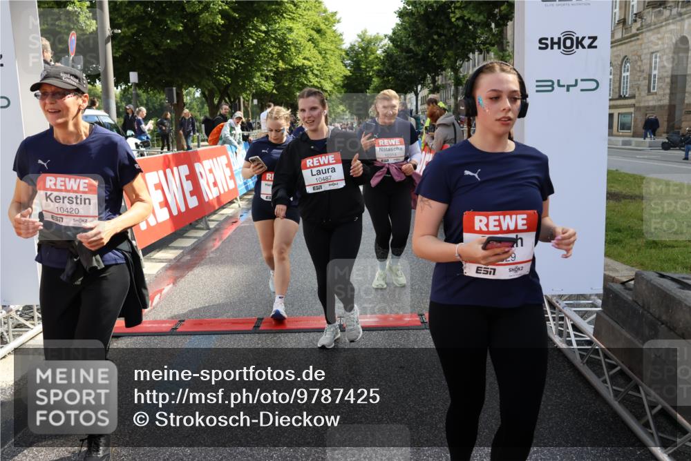 14.06.2026 - REWE Women's Run Strokosch-Dieckow http://msf.ph/oto/9787425 14.06.2026 10:15:58 Ziel 10209, 10314, 10420, 10472, 10487, 10698, 11029, 11168, 11380, 11381 meine-sportfotos.de