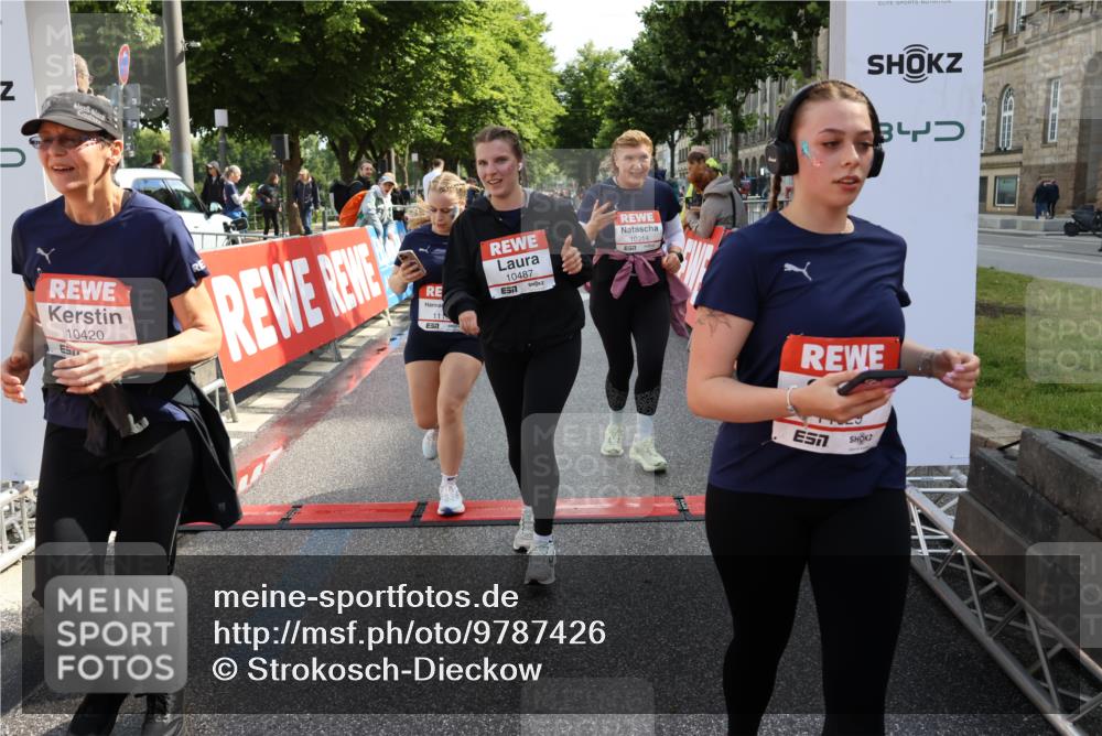 14.06.2026 - REWE Women's Run Strokosch-Dieckow http://msf.ph/oto/9787426 14.06.2026 10:15:58 Ziel 10209, 10314, 10420, 10472, 10487, 10698, 11029, 11168, 11380, 11381 meine-sportfotos.de