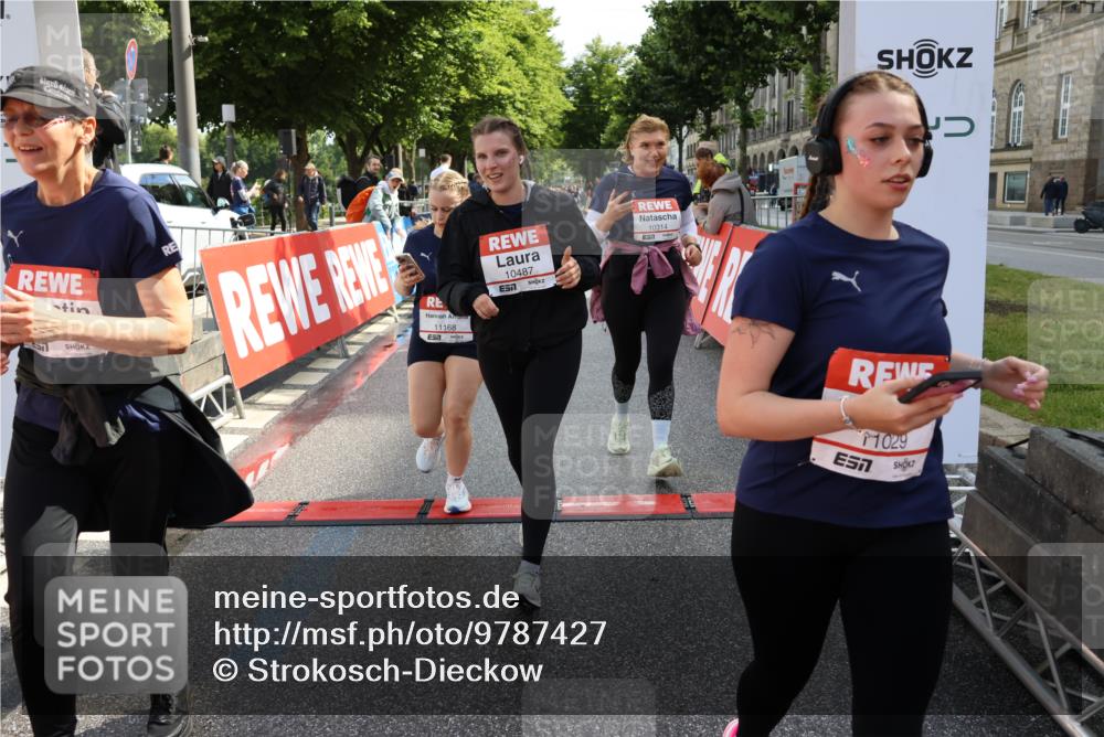 14.06.2026 - REWE Women's Run Strokosch-Dieckow http://msf.ph/oto/9787427 14.06.2026 10:15:58 Ziel 10209, 10314, 10420, 10472, 10487, 10698, 11029, 11168, 11380, 11381 meine-sportfotos.de