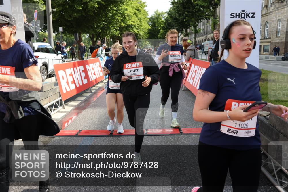 14.06.2026 - REWE Women's Run Strokosch-Dieckow http://msf.ph/oto/9787428 14.06.2026 10:15:58 Ziel 10209, 10314, 10420, 10472, 10487, 10698, 11029, 11168, 11380, 11381 meine-sportfotos.de