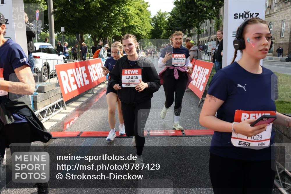 14.06.2026 - REWE Women's Run Strokosch-Dieckow http://msf.ph/oto/9787429 14.06.2026 10:15:58 Ziel 10209, 10314, 10420, 10472, 10487, 10698, 11029, 11168, 11380, 11381 meine-sportfotos.de
