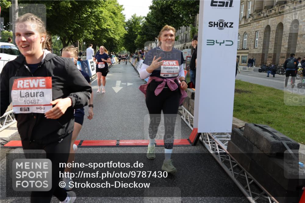 14.06.2026 - REWE Women's Run Strokosch-Dieckow http://msf.ph/oto/9787430 14.06.2026 10:15:59 Ziel 10209, 10314, 10420, 10472, 10487, 10698, 11029, 11168, 11380, 11381 meine-sportfotos.de