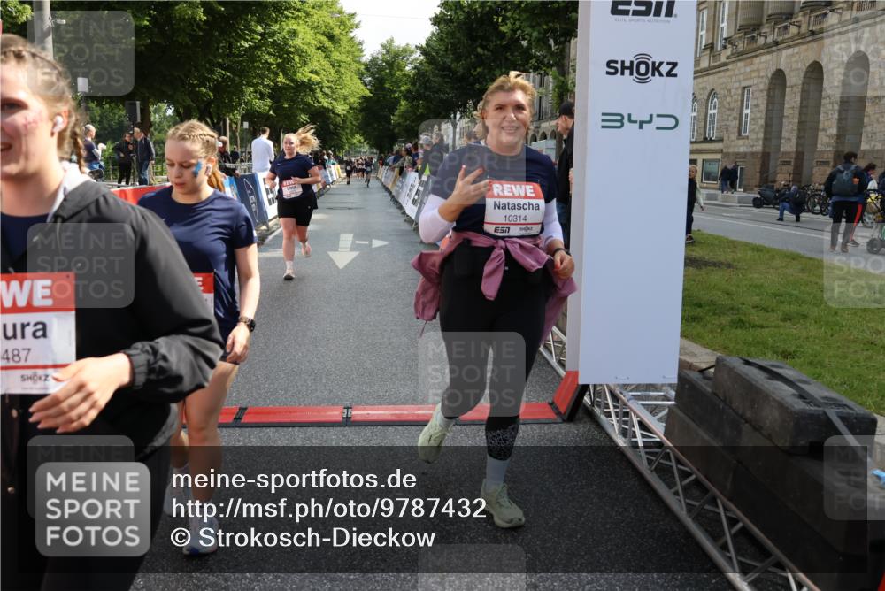 14.06.2026 - REWE Women's Run Strokosch-Dieckow http://msf.ph/oto/9787432 14.06.2026 10:15:59 Ziel 10209, 10314, 10420, 10472, 10487, 10698, 11029, 11168, 11380, 11381 meine-sportfotos.de