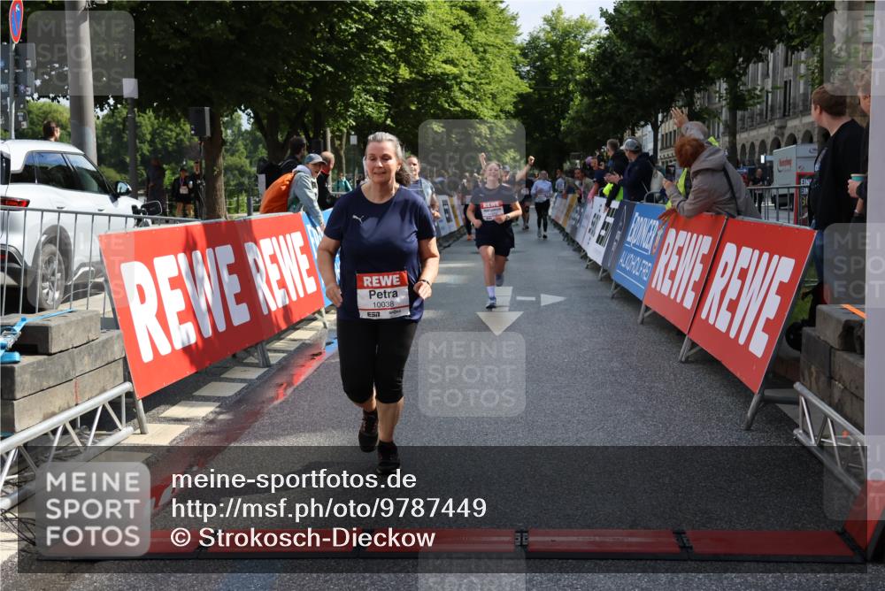 14.06.2026 - REWE Women's Run Strokosch-Dieckow http://msf.ph/oto/9787449 14.06.2026 10:16:17 Ziel 10037, 10038, 10179, 11072, 11085 meine-sportfotos.de