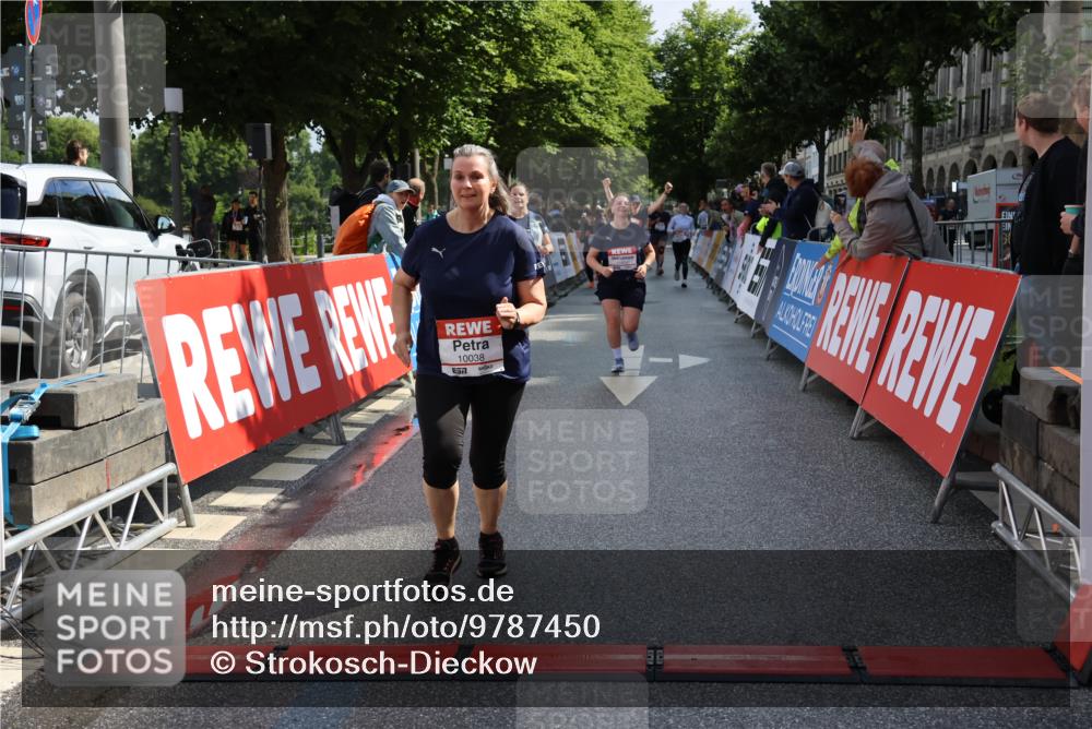 14.06.2026 - REWE Women's Run Strokosch-Dieckow http://msf.ph/oto/9787450 14.06.2026 10:16:17 Ziel 10037, 10038, 10179, 11072, 11085 meine-sportfotos.de