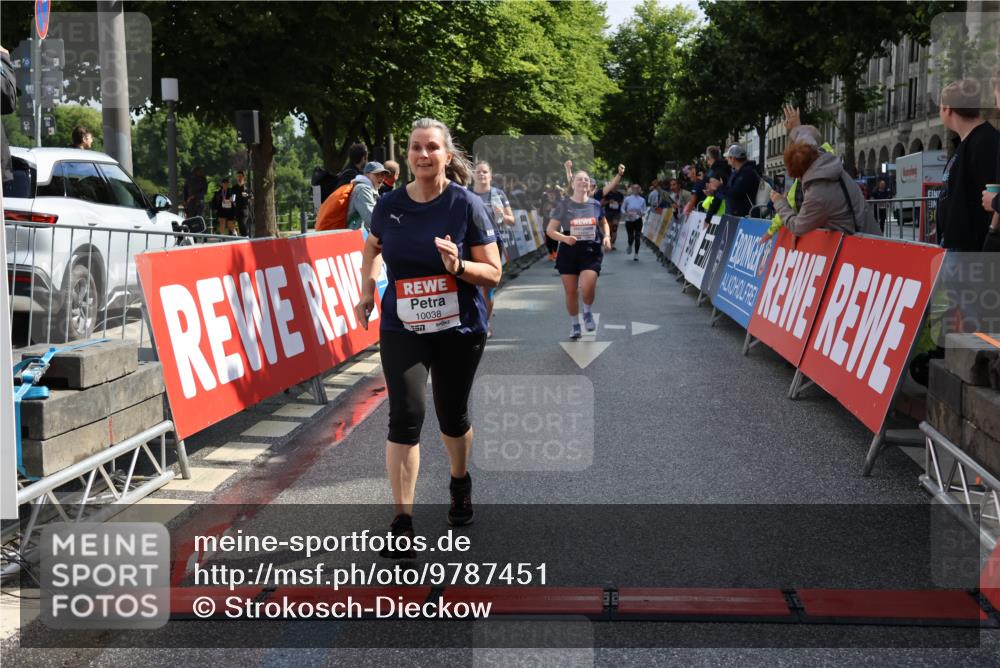 14.06.2026 - REWE Women's Run Strokosch-Dieckow http://msf.ph/oto/9787451 14.06.2026 10:16:17 Ziel 10037, 10038, 10179, 11072, 11085 meine-sportfotos.de