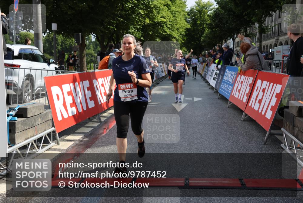 14.06.2026 - REWE Women's Run Strokosch-Dieckow http://msf.ph/oto/9787452 14.06.2026 10:16:17 Ziel 10037, 10038, 10179, 11072, 11085 meine-sportfotos.de