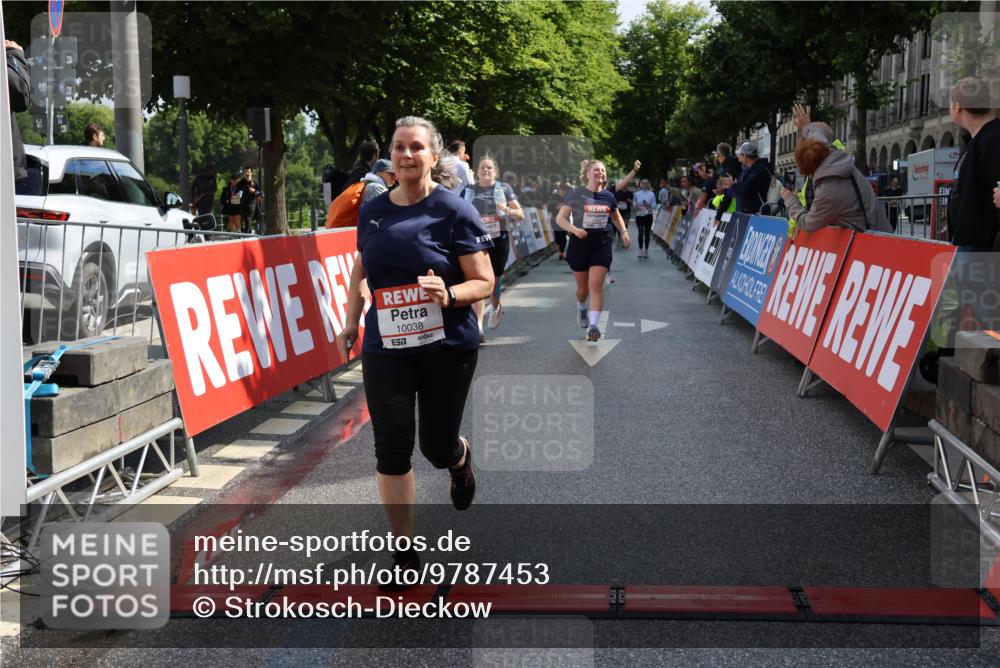 14.06.2026 - REWE Women's Run Strokosch-Dieckow http://msf.ph/oto/9787453 14.06.2026 10:16:17 Ziel 10037, 10038, 10179, 11072, 11085 meine-sportfotos.de