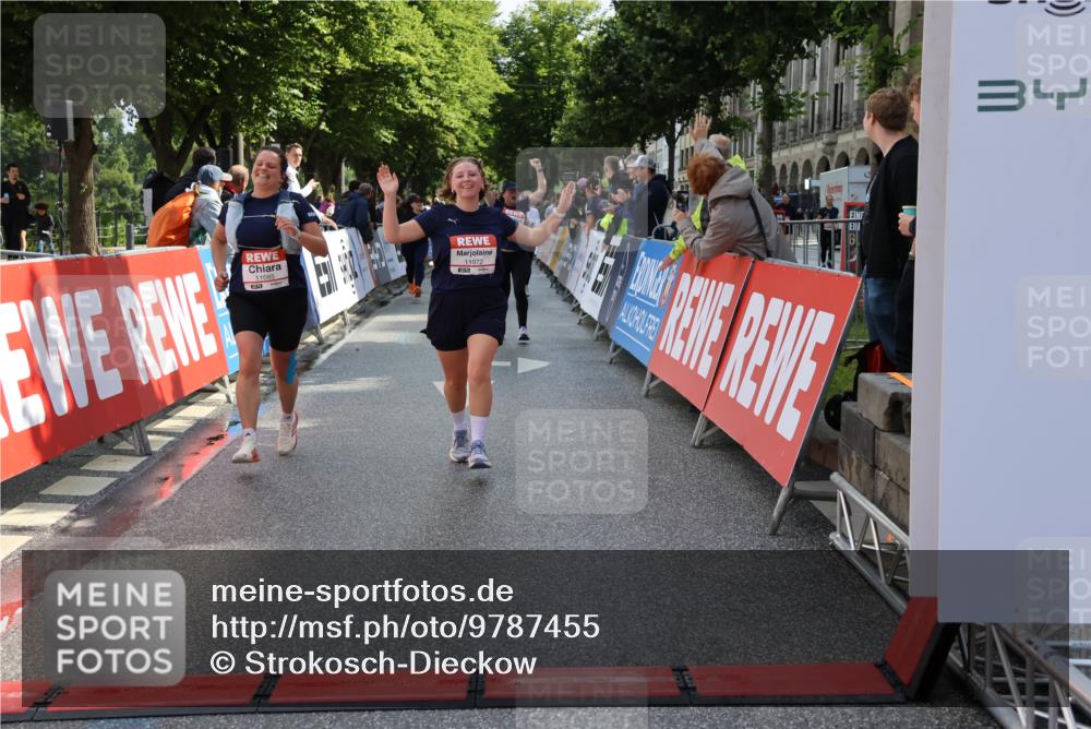 14.06.2026 - REWE Women's Run Strokosch-Dieckow http://msf.ph/oto/9787455 14.06.2026 10:16:19 Ziel 10037, 10038, 10143, 10179, 11072, 11085 meine-sportfotos.de