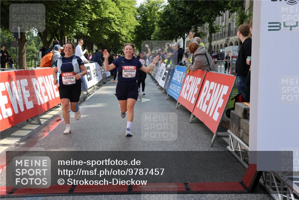 14.06.2026 - REWE Women's Run Strokosch-Dieckow http://msf.ph/oto/9787457 14.06.2026 10:16:19 Ziel 10037, 10038, 10143, 10179, 11072, 11085 meine-sportfotos.de