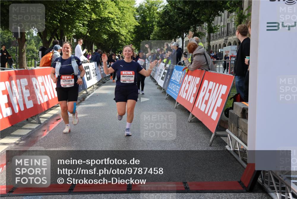 14.06.2026 - REWE Women's Run Strokosch-Dieckow http://msf.ph/oto/9787458 14.06.2026 10:16:19 Ziel 10037, 10038, 10143, 10179, 11072, 11085 meine-sportfotos.de