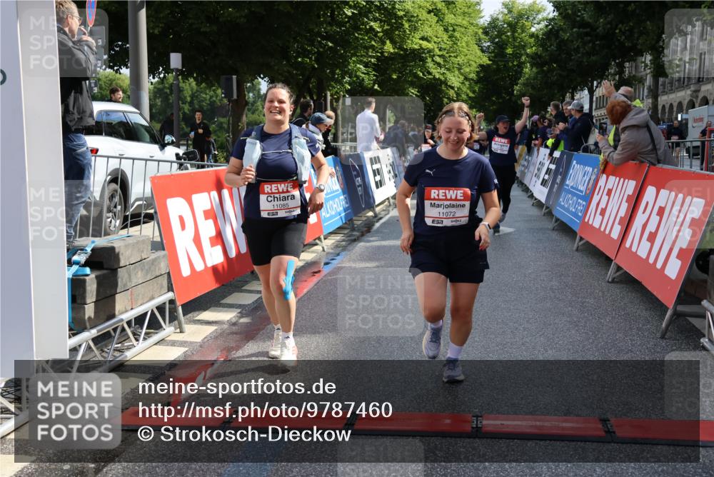 14.06.2026 - REWE Women's Run Strokosch-Dieckow http://msf.ph/oto/9787460 14.06.2026 10:16:20 Ziel 10037, 10038, 10143, 10179, 10200, 11061, 11072, 11085 meine-sportfotos.de