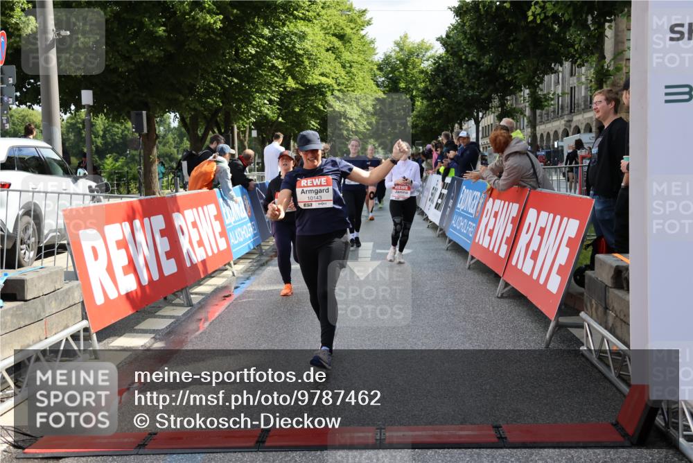 14.06.2026 - REWE Women's Run Strokosch-Dieckow http://msf.ph/oto/9787462 14.06.2026 10:16:22 Ziel 10037, 10038, 10143, 10200, 10289, 11061, 11072, 11085 meine-sportfotos.de