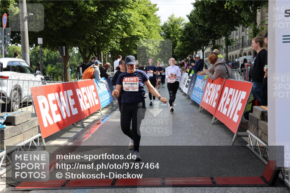 14.06.2026 - REWE Women's Run Strokosch-Dieckow http://msf.ph/oto/9787464 14.06.2026 10:16:23 Ziel 10037, 10038, 10143, 10200, 10289, 11061, 11072, 11085 meine-sportfotos.de