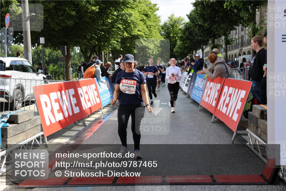 14.06.2026 - REWE Women's Run Strokosch-Dieckow http://msf.ph/oto/9787465 14.06.2026 10:16:23 Ziel 10037, 10038, 10143, 10200, 10289, 11061, 11072, 11085 meine-sportfotos.de