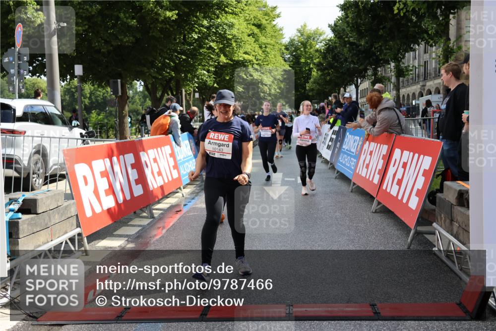 14.06.2026 - REWE Women's Run Strokosch-Dieckow http://msf.ph/oto/9787466 14.06.2026 10:16:23 Ziel 10037, 10038, 10143, 10200, 10289, 11061, 11072, 11085 meine-sportfotos.de