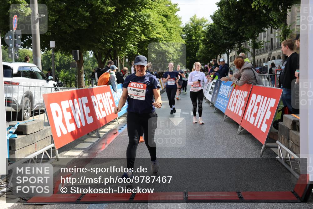14.06.2026 - REWE Women's Run Strokosch-Dieckow http://msf.ph/oto/9787467 14.06.2026 10:16:23 Ziel 10037, 10038, 10143, 10200, 10289, 11061, 11072, 11085 meine-sportfotos.de