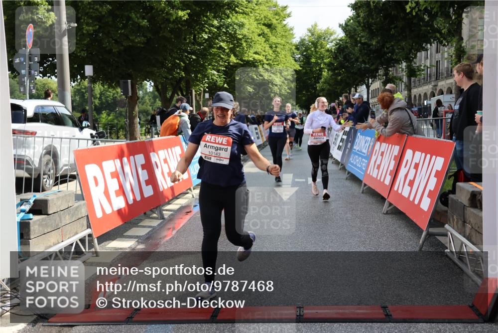 14.06.2026 - REWE Women's Run Strokosch-Dieckow http://msf.ph/oto/9787468 14.06.2026 10:16:23 Ziel 10037, 10038, 10143, 10200, 10289, 11061, 11072, 11085 meine-sportfotos.de