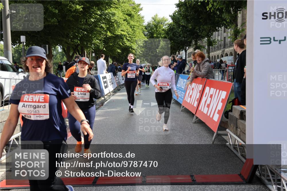 14.06.2026 - REWE Women's Run Strokosch-Dieckow http://msf.ph/oto/9787470 14.06.2026 10:16:24 Ziel 10037, 10038, 10143, 10200, 10289, 11061, 11072, 11085, 11227 meine-sportfotos.de