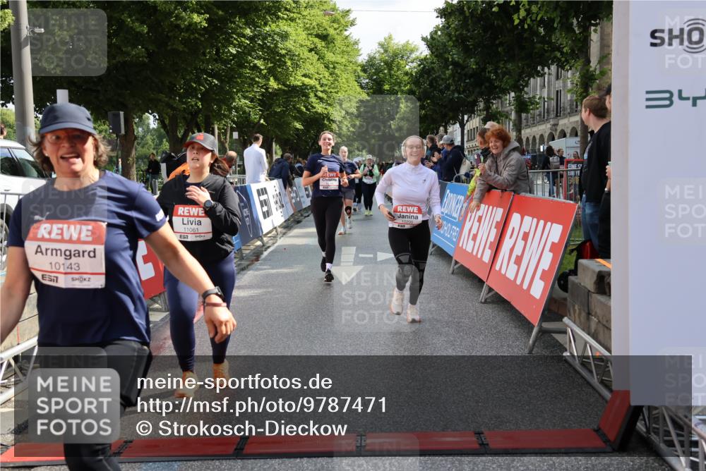 14.06.2026 - REWE Women's Run Strokosch-Dieckow http://msf.ph/oto/9787471 14.06.2026 10:16:24 Ziel 10037, 10038, 10143, 10200, 10289, 11061, 11072, 11085, 11227 meine-sportfotos.de