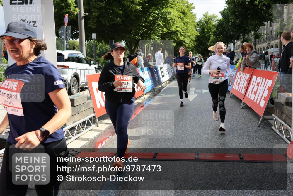 14.06.2026 - REWE Women's Run Strokosch-Dieckow http://msf.ph/oto/9787473 14.06.2026 10:16:24 Ziel 10037, 10038, 10143, 10200, 10289, 11061, 11072, 11085, 11227 meine-sportfotos.de