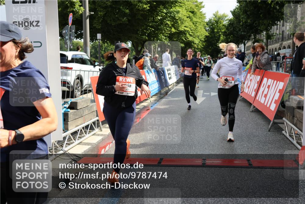 14.06.2026 - REWE Women's Run Strokosch-Dieckow http://msf.ph/oto/9787474 14.06.2026 10:16:24 Ziel 10037, 10038, 10143, 10200, 10289, 11061, 11072, 11085, 11227 meine-sportfotos.de