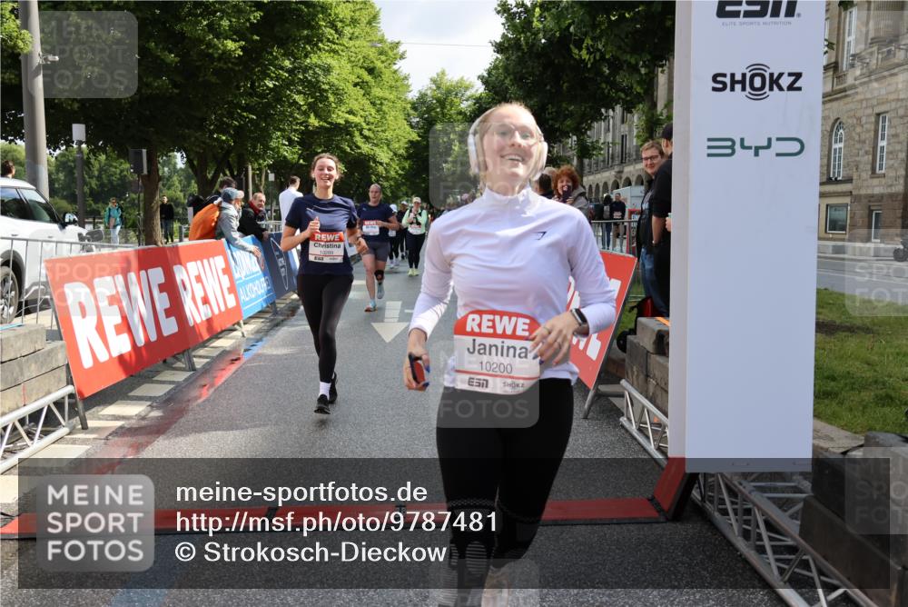 14.06.2026 - REWE Women's Run Strokosch-Dieckow http://msf.ph/oto/9787481 14.06.2026 10:16:25 Ziel 10037, 10038, 10143, 10200, 10289, 11061, 11072, 11085, 11227 meine-sportfotos.de