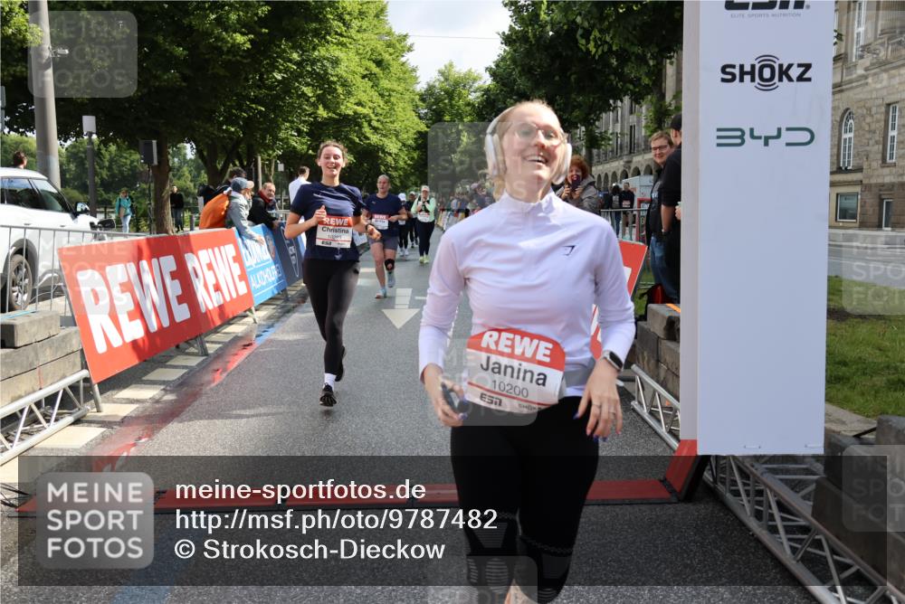 14.06.2026 - REWE Women's Run Strokosch-Dieckow http://msf.ph/oto/9787482 14.06.2026 10:16:25 Ziel 10037, 10038, 10143, 10200, 10289, 11061, 11072, 11085, 11227 meine-sportfotos.de
