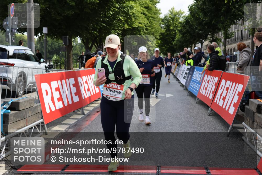 14.06.2026 - REWE Women's Run Strokosch-Dieckow http://msf.ph/oto/9787490 14.06.2026 10:16:32 Ziel 10200, 10289, 10658, 11061, 11222, 11227, 11460, 11490 meine-sportfotos.de