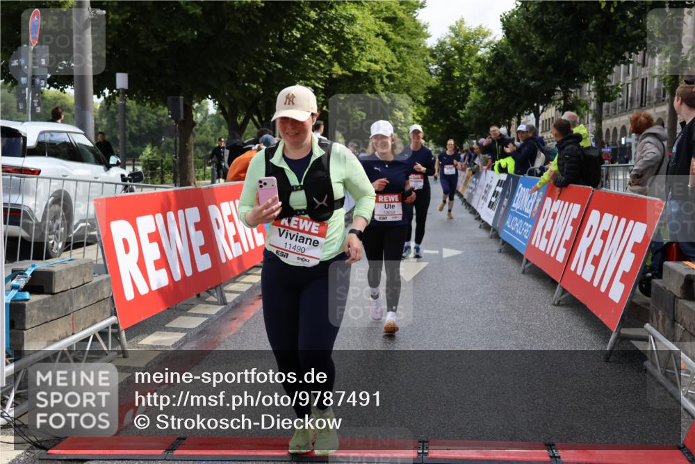 14.06.2026 - REWE Women's Run Strokosch-Dieckow http://msf.ph/oto/9787491 14.06.2026 10:16:32 Ziel 10200, 10289, 10658, 11061, 11222, 11227, 11460, 11490 meine-sportfotos.de