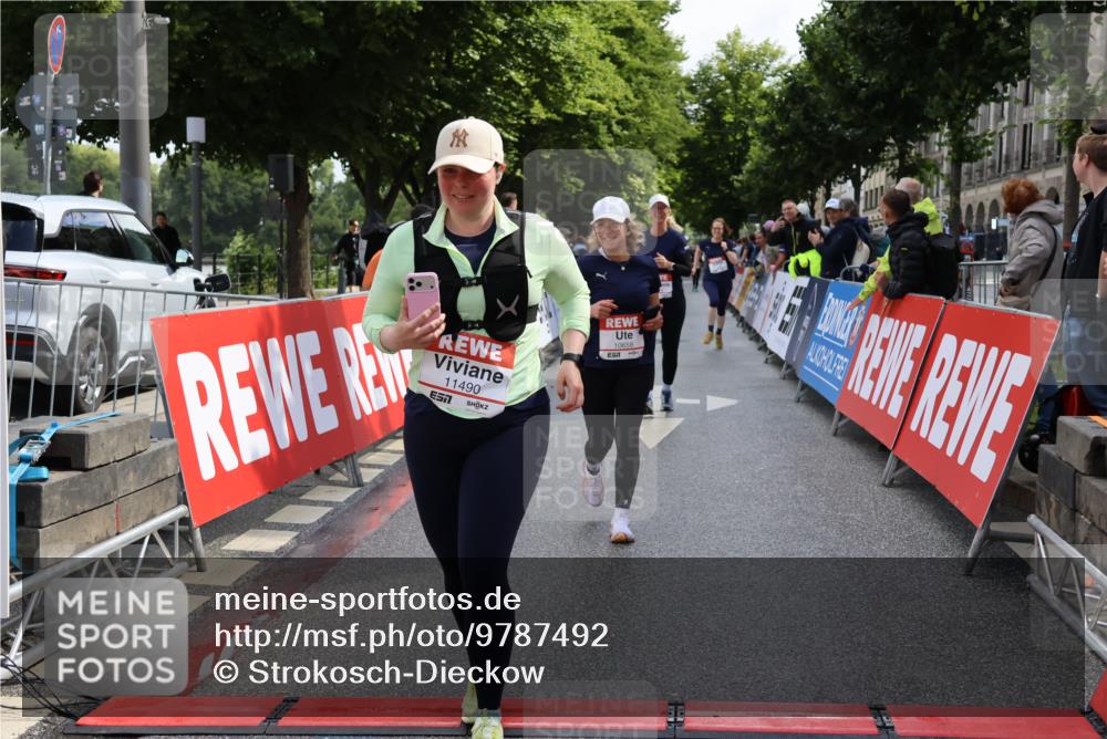14.06.2026 - REWE Women's Run Strokosch-Dieckow http://msf.ph/oto/9787492 14.06.2026 10:16:32 Ziel 10200, 10289, 10658, 11061, 11222, 11227, 11460, 11490 meine-sportfotos.de