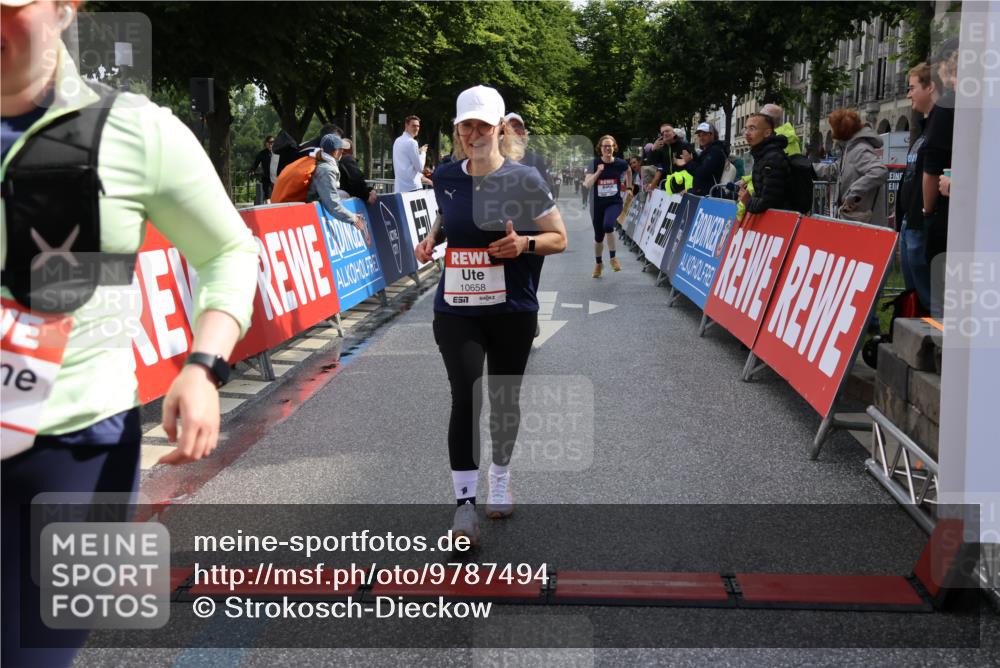 14.06.2026 - REWE Women's Run Strokosch-Dieckow http://msf.ph/oto/9787494 14.06.2026 10:16:33 Ziel 10289, 10658, 11222, 11227, 11460, 11490 meine-sportfotos.de