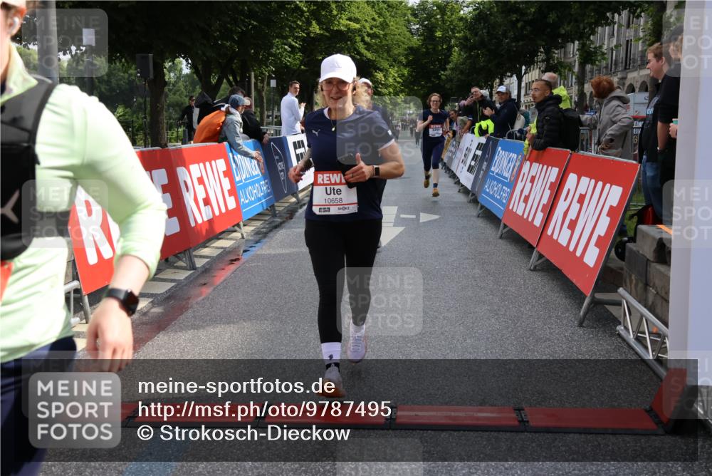 14.06.2026 - REWE Women's Run Strokosch-Dieckow http://msf.ph/oto/9787495 14.06.2026 10:16:33 Ziel 10289, 10658, 11222, 11227, 11460, 11490 meine-sportfotos.de