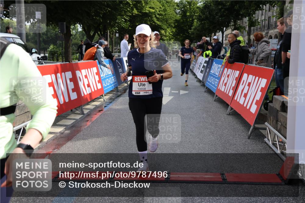 14.06.2026 - REWE Women's Run Strokosch-Dieckow http://msf.ph/oto/9787496 14.06.2026 10:16:33 Ziel 10289, 10658, 11222, 11227, 11460, 11490 meine-sportfotos.de