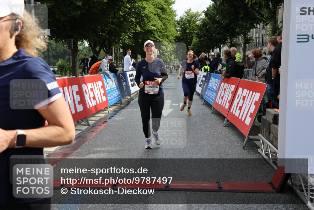 14.06.2026 - REWE Women's Run Strokosch-Dieckow http://msf.ph/oto/9787497 14.06.2026 10:16:34 Ziel 10289, 10658, 11222, 11227, 11460, 11490 meine-sportfotos.de