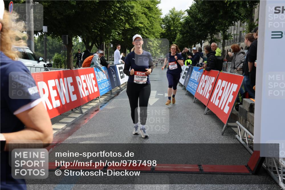 14.06.2026 - REWE Women's Run Strokosch-Dieckow http://msf.ph/oto/9787498 14.06.2026 10:16:34 Ziel 10289, 10658, 11222, 11227, 11460, 11490 meine-sportfotos.de