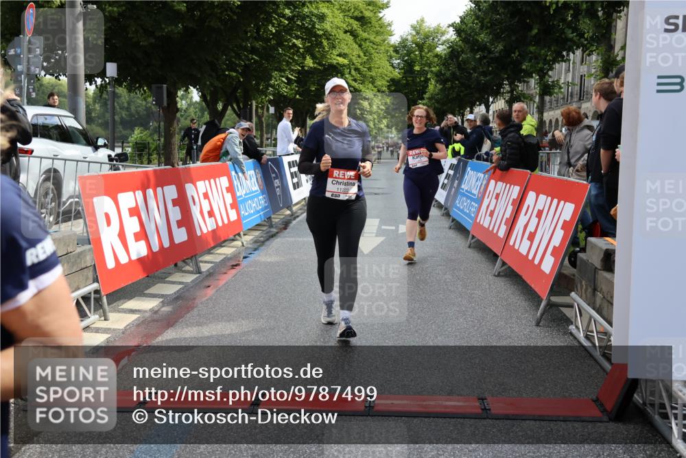 14.06.2026 - REWE Women's Run Strokosch-Dieckow http://msf.ph/oto/9787499 14.06.2026 10:16:34 Ziel 10289, 10658, 11222, 11227, 11460, 11490 meine-sportfotos.de