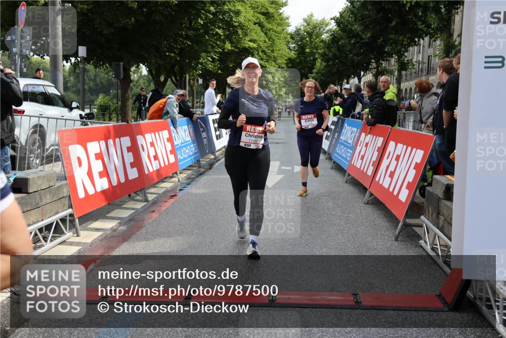 14.06.2026 - REWE Women's Run Strokosch-Dieckow http://msf.ph/oto/9787500 14.06.2026 10:16:34 Ziel 10289, 10658, 11222, 11227, 11460, 11490 meine-sportfotos.de