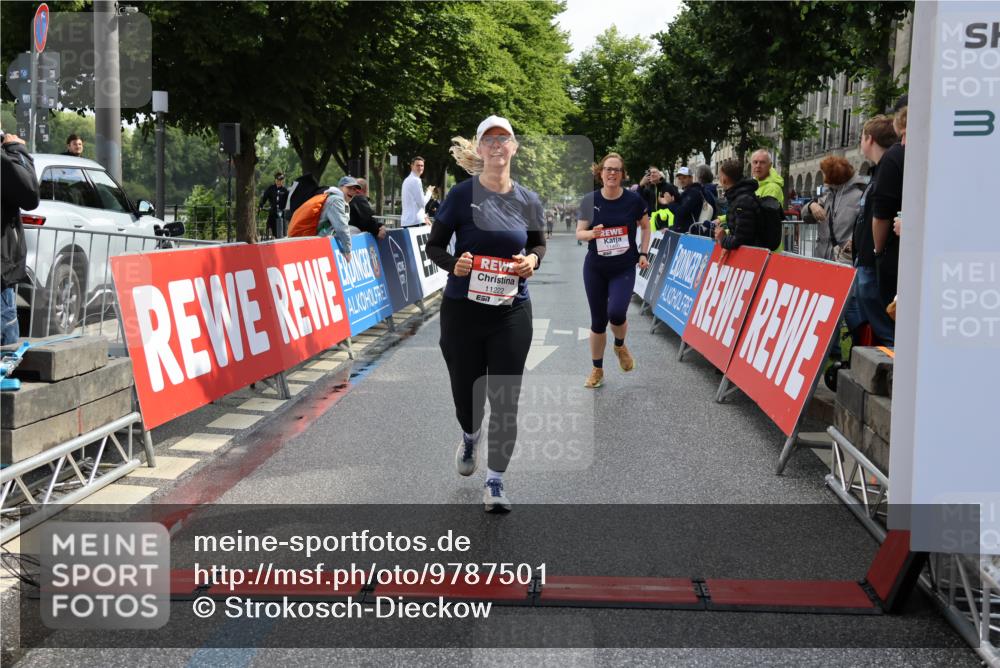 14.06.2026 - REWE Women's Run Strokosch-Dieckow http://msf.ph/oto/9787501 14.06.2026 10:16:34 Ziel 10289, 10658, 11222, 11227, 11460, 11490 meine-sportfotos.de