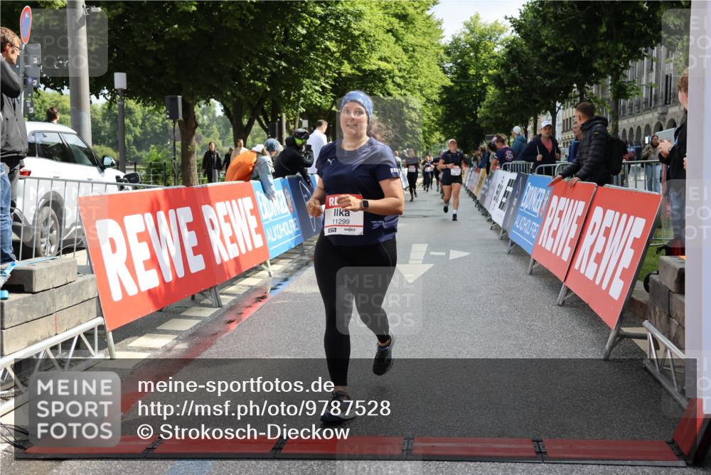 14.06.2026 - REWE Women's Run Strokosch-Dieckow http://msf.ph/oto/9787528 14.06.2026 10:17:09 Ziel 11299 meine-sportfotos.de