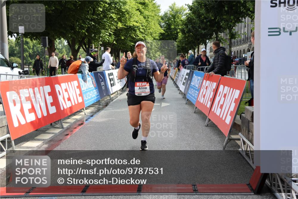 14.06.2026 - REWE Women's Run Strokosch-Dieckow http://msf.ph/oto/9787531 14.06.2026 10:17:14 Ziel 10035, 10216, 10829, 11299 meine-sportfotos.de