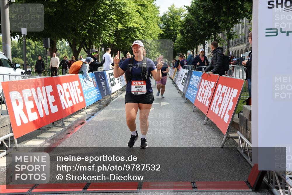 14.06.2026 - REWE Women's Run Strokosch-Dieckow http://msf.ph/oto/9787532 14.06.2026 10:17:14 Ziel 10035, 10216, 10829, 11299 meine-sportfotos.de