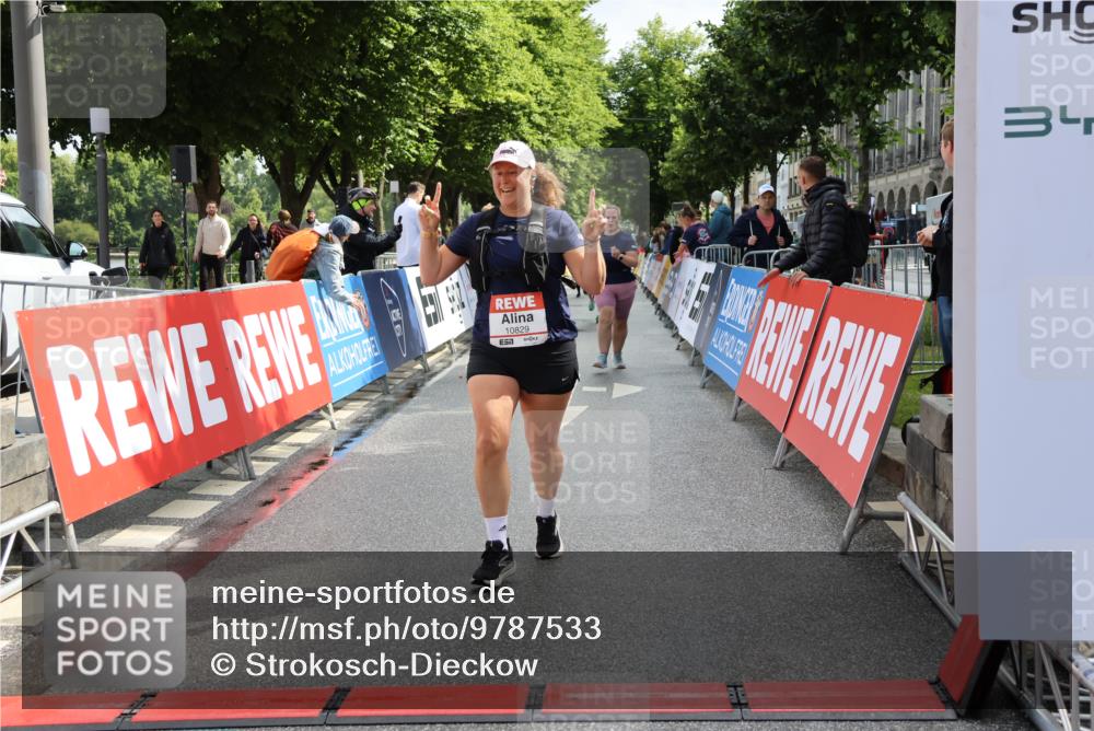 14.06.2026 - REWE Women's Run Strokosch-Dieckow http://msf.ph/oto/9787533 14.06.2026 10:17:14 Ziel 10035, 10216, 10829, 11299 meine-sportfotos.de